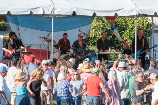 Neil Diamond cover band in the park - Belvedere Park